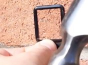 Прочность стекла Apple Watch проверили с помощью молотка (Видео)