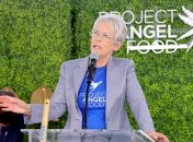 Джейми Ли Кертис выступает на сцене с вдохновенной речью