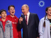 Владимир Путин поет гимн с детьми