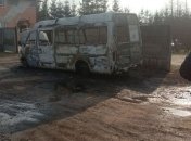 Ремонту не подлежат: при возгорании сухой травы на Львовщине сгорело три автобуса (фото и видео)