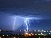 Разряд молнии во время ночной грозы