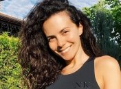 Настя Каменських поділилась спокусливим фото у топі, який підкреслює її форми