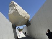 340-тонный гранитный валун появился в Лос-Анджелесе