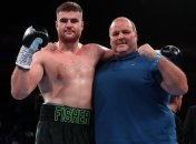 Джонні Фішер святкує перемогу