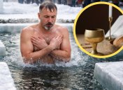 Мужчина купается в проруби