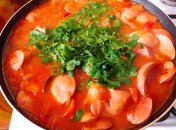 Підлива із сосисок у томатному соусі смакує з будь-яким гарніром