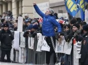 В Москве активисты забросали камнями и бутылками посольство Турции