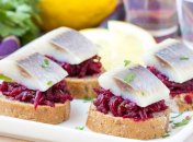 Бутерброды с сельдью и свеклой