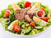 Сочный и простой в приготовлении салат с тунцом