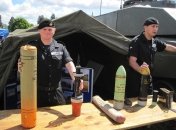 Британские военные с боеприпасами для Challenger 2