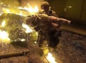 Пожарный поймал брошенного с третьего этажа ребенка (Видео)