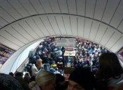 В метро Киева ЧП: "красная" линия остановилась, на станциях огромные скопления людей (видео)
