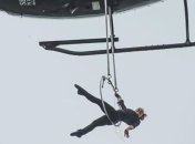 Акробатка повисла над Ниагарским водопадом на одних зубах (Видео)