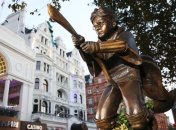 Парит в воздухе: в Лондоне поставили памятник Гарри Поттеру