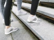 Белые кроссовки часто становятся любимой обувью в гардеробе