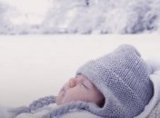 Мать бросила грудного ребенка на морозе в стоге сена