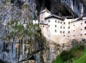 Один из старейших замков мира, который был построен на скале (Фото) 