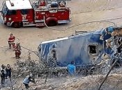 Автобус с футбольными фанатами сорвался в пропасть в Перу: есть погибшие (Видео)