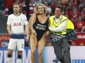 Забег полуголой девушки в финале Лиги чемпионов оценили в 4 млн долларов