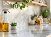 Очистити кухню від жиру просто  (зображення створено за допомогою ШІ)