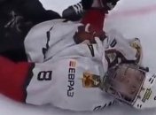 Российский хоккеист ударил потерявшего сознание соперника головой об лед (видео)