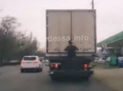 Цепляться за трамваи уже не модно: горе-экстремалы в Одессе перешли на новый уровень (видео)