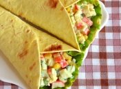 Такая закуска из лаваша с крабовыми палочками всегда вас выручит