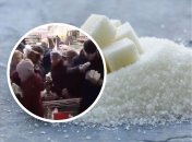 Люди вихоплюють товар із чужих візків