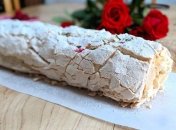 Цей рулет пишний і ніжний, як хмаринка