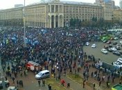 Вече на Майдане: в Порошенко полетели яйца (Видео)