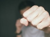 Охранник супермаркета в Киеве ударил покупательницу: инцидент попал на видео