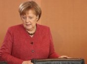 Меркель поддерживает Юнкера в споре с Орбаном