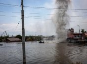 росіяни обстрілюють затоплений Херсон