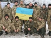 Украинские женщины Великобритании передали десантникам флаг Украины