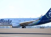 Мужчина устроил дикое шоу на крыле готовившегося к вылету самолета и сразу же поплатился за это (видео)