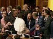 В заседании Верховной Рады объявлен перерыв из-за потасовки в сессионном зале