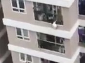 Курьер спас ребенка, упавшего с 12-го этажа (видео)