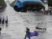 Парашютист повредил ногу во время военного парада в Париже