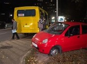 В Киеве маршрутка с пассажирами столкнулась с легковушкой: фото и видео