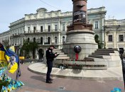 Вандалы осквернили плакат и памятник в Одессе