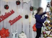 Какой год, такая и елка: в одной из школ Конотопа установили праздничную стремянку (фото)