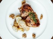 Запечені курячі стегенця з грибами