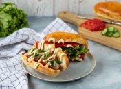 Домашний хот-дог выглядит очень аппетитно