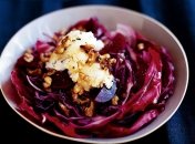 Салат получается очень сытным и бюджетным