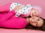 От всех страхов и боли детей могут спасти объятия матери