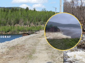 В России прорвало очередную дамбу: вода смывает все на своем пути (видео)