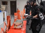 Грузчиком сможет быть каждый: создан экзоскелет, который станет "будущим в сфере работы с грузами" (Видео)