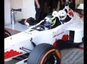 Незрячего болельщика прокатили на двухместной машине Формулы-1 (Видео)