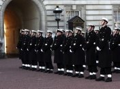 Британские моряки поучаствовали в смене караула Букингемского дворца