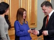 Порошенко вручил паспорт гражданина Украины известной журналистке